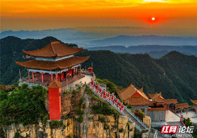 五雷仙山势惊天，秋日武姿舞云端