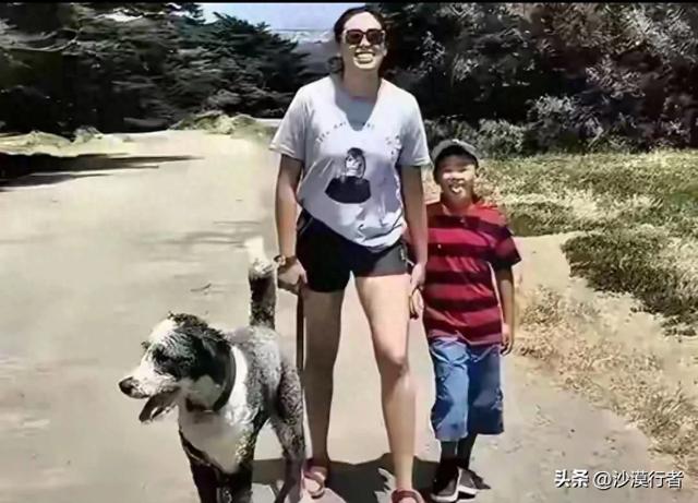 郎平女儿白浪在美国 和弟弟白帝同行 姐弟俩笑容灿烂 举止温柔又可爱