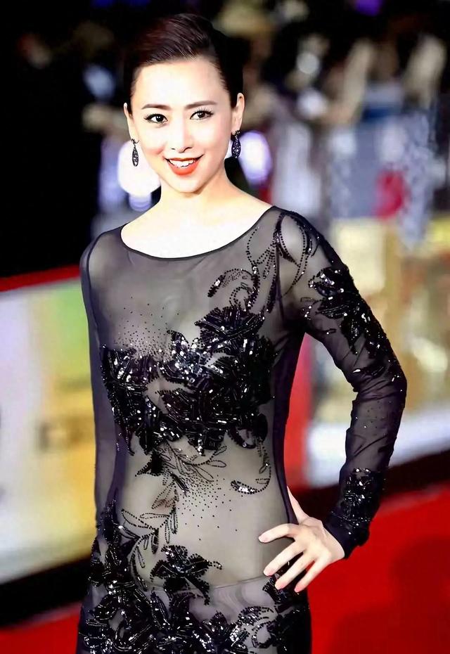 44岁敢穿一身薄纱透视裙走红毯	，小肚子上没一丝赘肉。依旧是女神