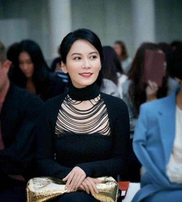 54岁俞飞鸿不结婚，冯唐问她生理需求，她说有男人陪了她近20年！