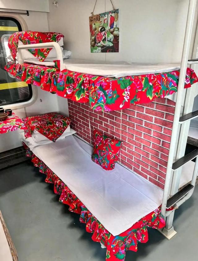 哈尔滨到漠河的“东北大花专列”开通，卧铺换大花床单，免费扭秧歌表演，还有冻梨和冻柿子