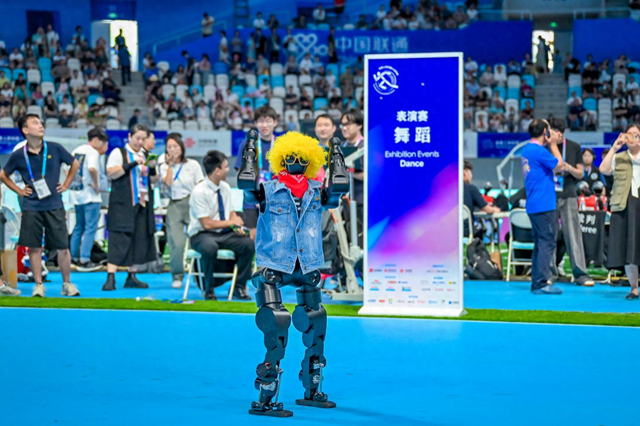 从实验室到竞技场：钢铁舞者的 “出道记”