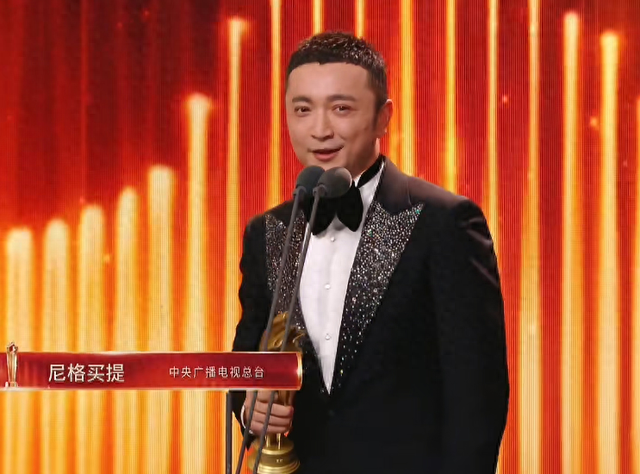 离过年不到俩月，42岁尼格买提高调官宣喜讯，前妻帕夏古丽后悔吗