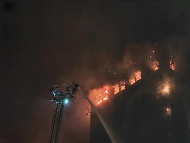 香港大埔火灾已造成44人遇难！3人以涉嫌误杀罪被拘捕，警方：不排除发泡胶是火势迅速蔓延原因；大埔区多所学校停课，临时庇护中心开放