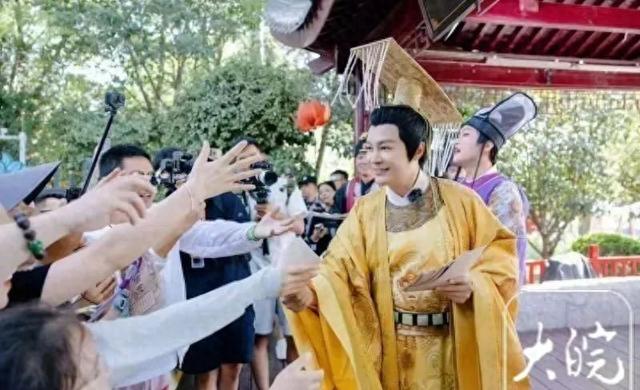 多位演员在景区打“暑假工”，网友：60岁，正是闯的年纪……