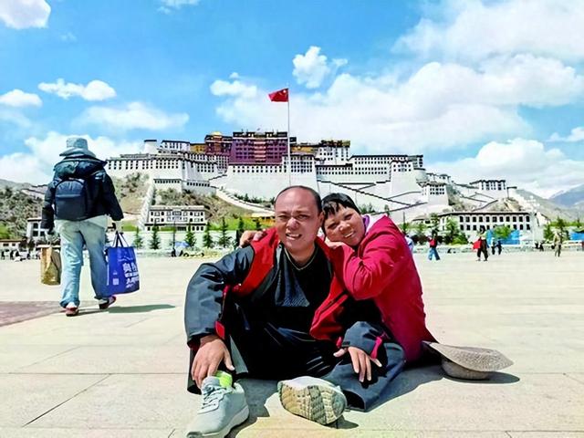 56岁湘潭母亲带35岁智障儿子自驾游中国