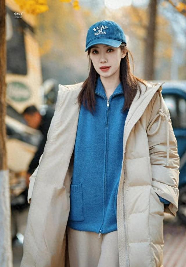 看了张小斐穿搭，我悟了：羽绒服不配牛仔裤、短靴，才更高级时髦