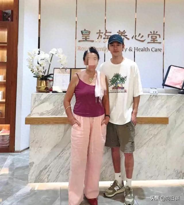 42岁王凯现身北京美容院，瘦到脱相 两臂青筋凸起 两条腿细如筷子