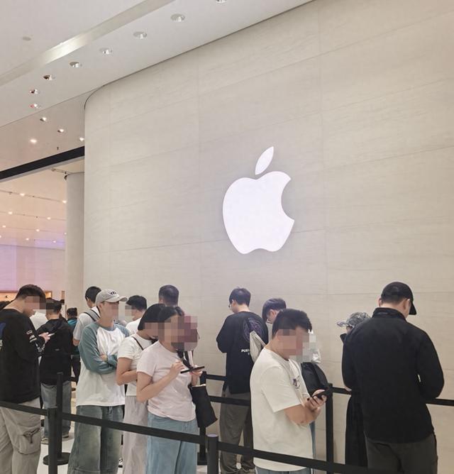 iPhone17开售！记者直击长沙门店，七点就有人排队，黄牛愿加价四五百回收