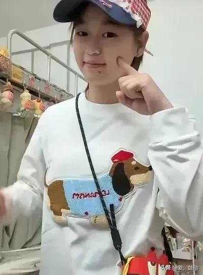 全红婵穿着白色T恤 头戴旅游帽美炸了，更让人惊喜的是 她瘦了不少