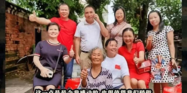 全红婵妈妈回爷奶家送礼，翡翠项链手镯都摘下来了，骑电车很朴素