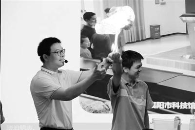 锻造善用AI的学校中层干部队伍