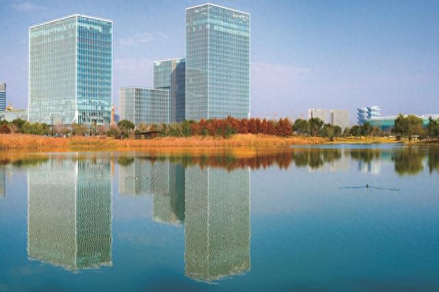 冬日美景映湖面