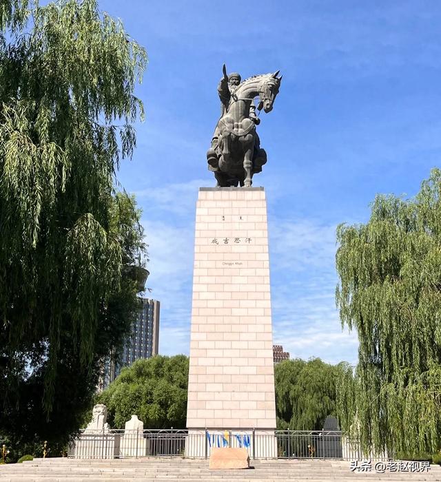 36米青铜战神坐镇!呼和浩特这座广场藏着内蒙古60年传奇!