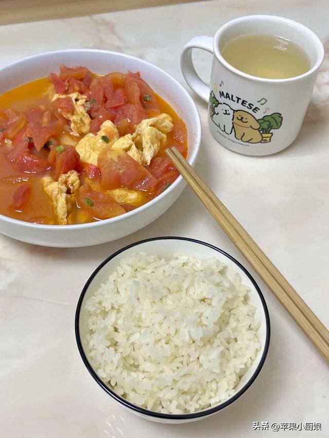 上海小伙负债15万后，晒出一人餐饭菜，网友：寒酸又真实