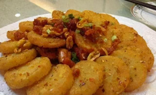 下班挤地铁，饿得前胸贴后背，却刷到外卖软件里一份凉拌金针菇