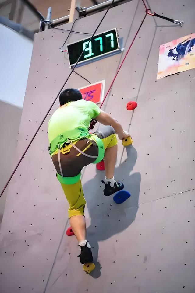 极限小王带着百万粉丝攀岩没戴头盔直播