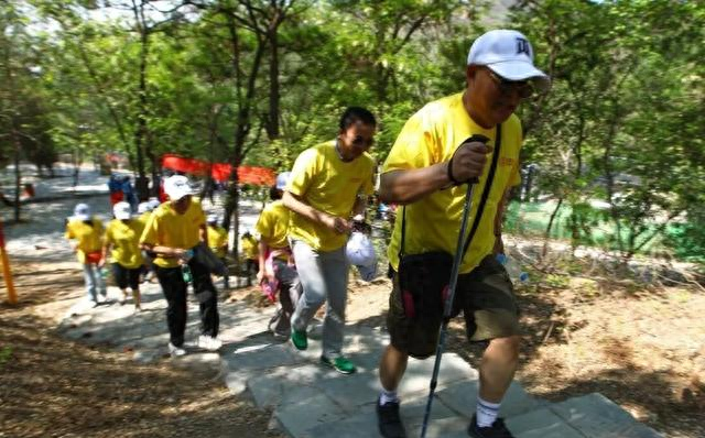 每天锻炼却换来一副“人工膝盖”？医生：上了年纪这3种运动要