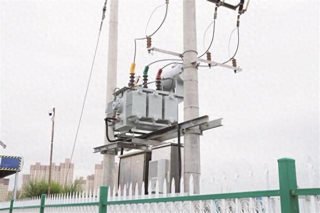 国内首台高海拔植物油配电变压器成功挂网运行