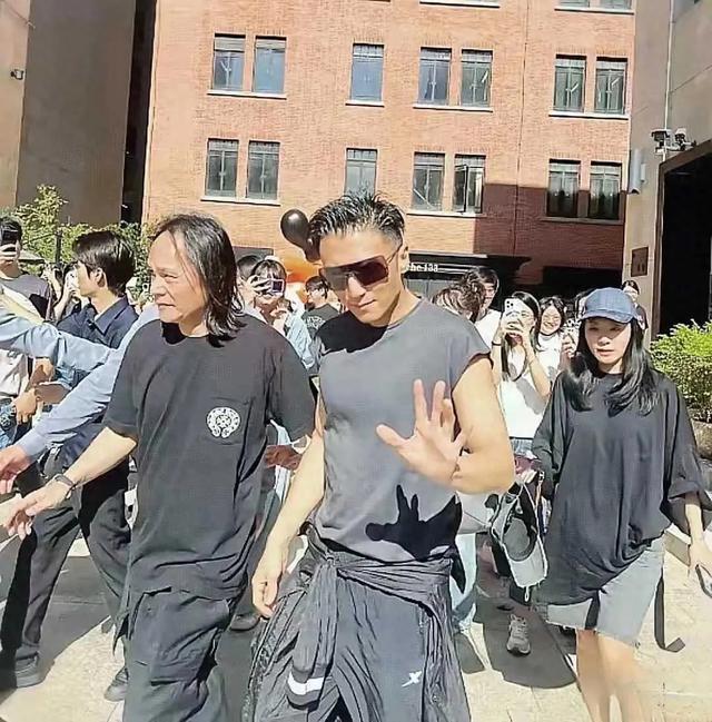 谢霆锋45岁状态炸裂！上海街拍帅到报警，这打扮我跪了！
