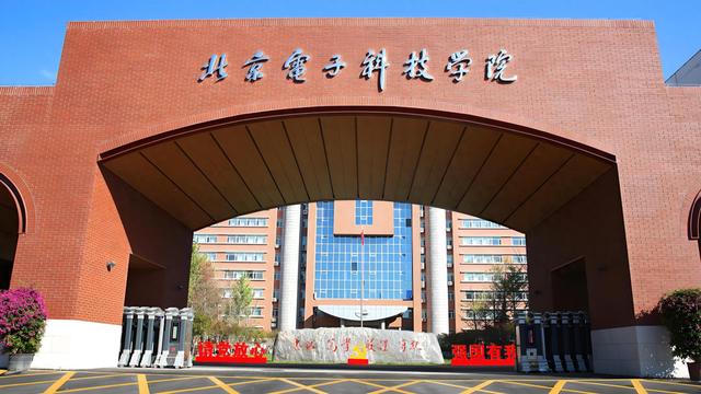 这所大学不包分配，却让 90% 以上的毕业生成为国家公务员