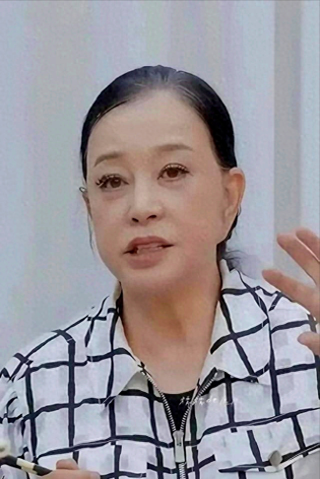 75岁刘晓庆不戴假发不遮丑了大方自然，头顶的空白比同龄人更明显