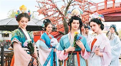 海外游客畅玩中国本土主题公园