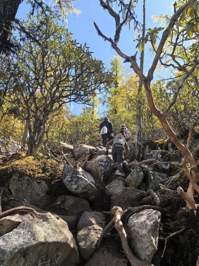 川西登山徒步乱象调查追踪：甘孜党岭已关闭所有徒步线路，多地发公告禁止非法穿越