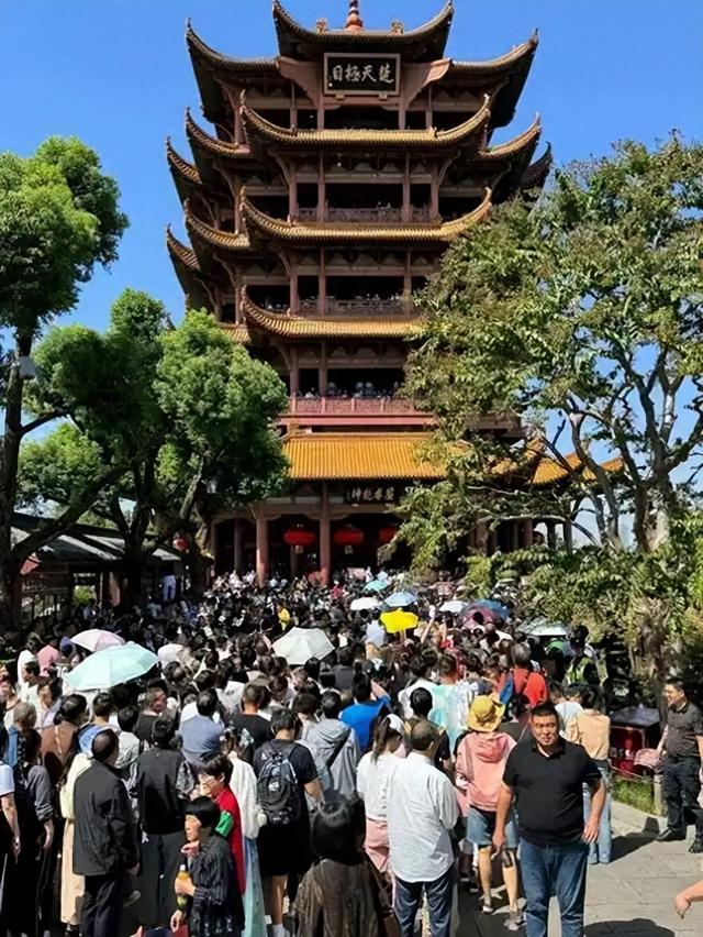 国庆反向出游！病床加班、宅家打游戏，找到独属自己的自由