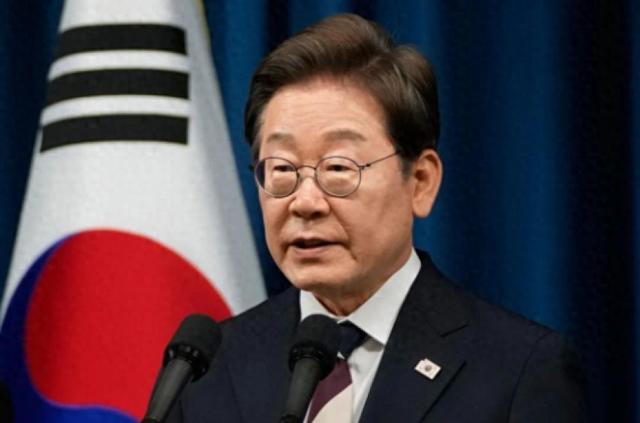 果然不敢得罪美国！李在明确定不出席北京阅兵，中方直接把邀请函递到韩国三号人物手中
