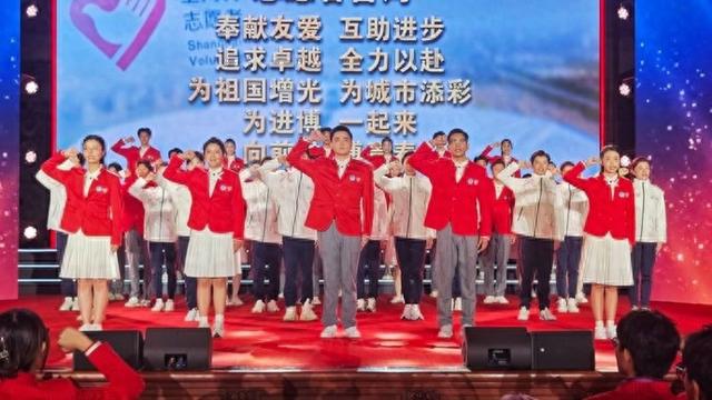 第八届进博会3865名“小叶子”宣誓上岗