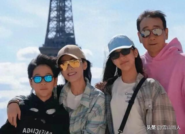 48岁苗圃一家巴黎度假:67岁富豪老公显年轻，11岁女儿长相不像她