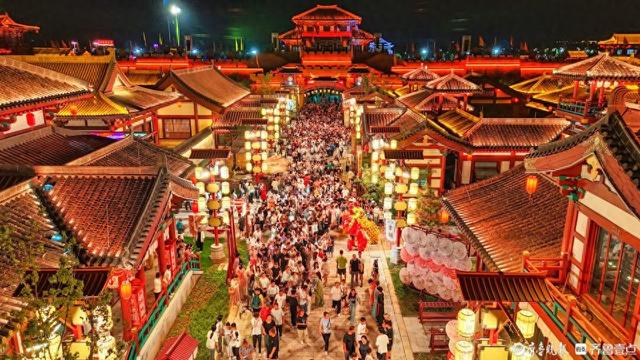 山东乐陵：文旅消费热 影城人气旺