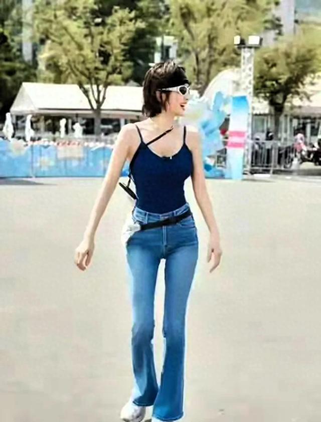 秦岚穿紧身裤戏水身材冲上热搜!姐姐的腰不是腰,是夺命弯刀