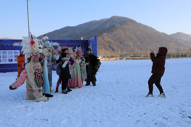 临江市2025年鸭绿江冰雪民俗文化旅游季暨雪地拔河挑战赛启动