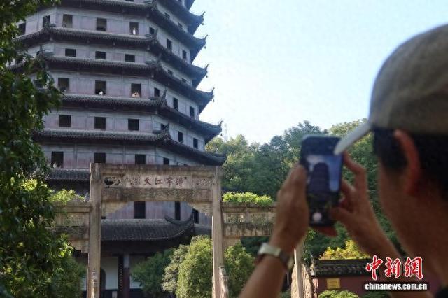 杭州六和塔火“出圈” 文物保护和打卡热潮如何平衡？