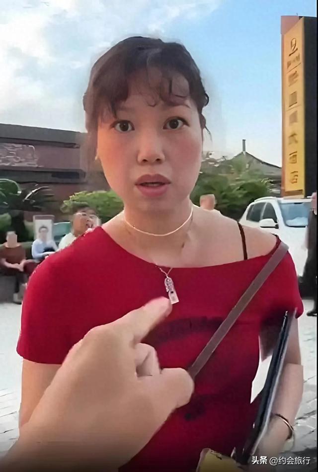 重庆洪崖洞拍照被强收几百？游客实拍：不拍就撒泼，还施暴？