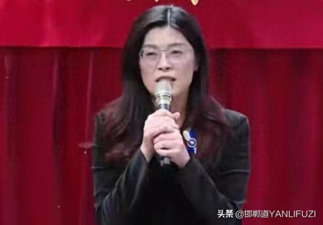 郑丽文首次“正式” 亮相难掩“紧张”，因为一众大咖不给“面子”