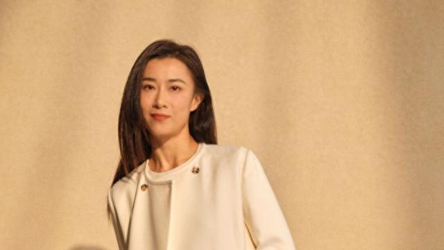 写作之外，她的动脉全都流向了滑翔伞、攀岩、攀冰、登山、洞穴探险