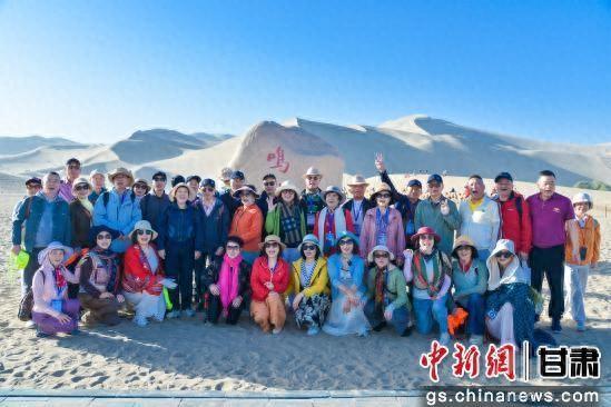中国八方文化旅游联合体首趟青甘旅游大型专列抵敦煌