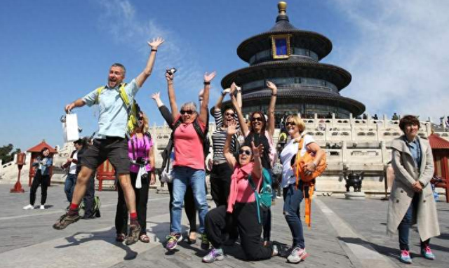 为啥大量老外突然涌入中国旅游，外国人扎堆中国是好事也有隐患