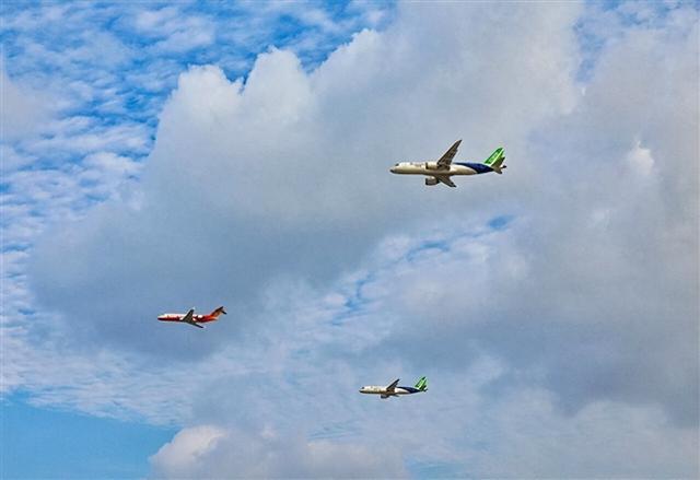 中国商飞C909、C919三机编队气贯长虹！C929模型亮相