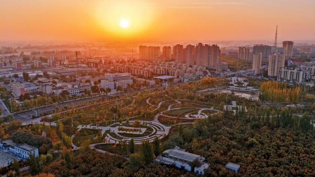 多年来，一批又一批绍兴人前赴后继，走进了这座大漠小城……