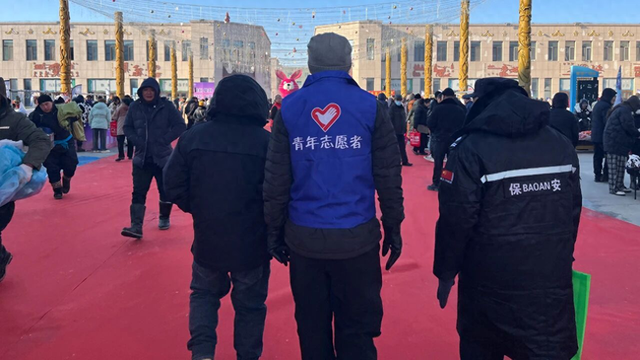 青年志愿者为鄂温克族自治旗冬季游牧文化体验季“伊德喜”冬储肉大集注入青春力量