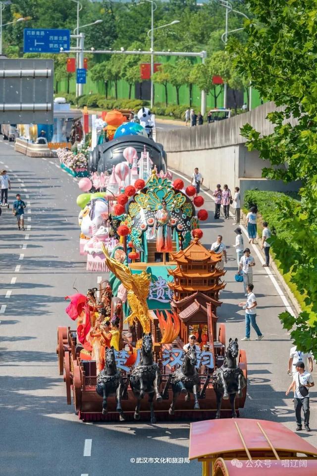 今天上午九点，武汉举行城市大巡游！地点：武汉东湖新技术开发区高新大道