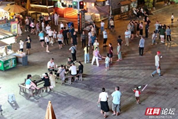 古街夜市，平凡日子里人来人往的热闹场