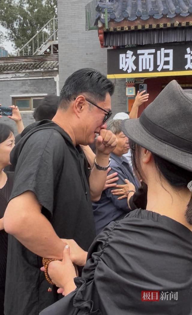 千百惠告别仪式循环播放《走过咖啡屋》，黄安泪别好友