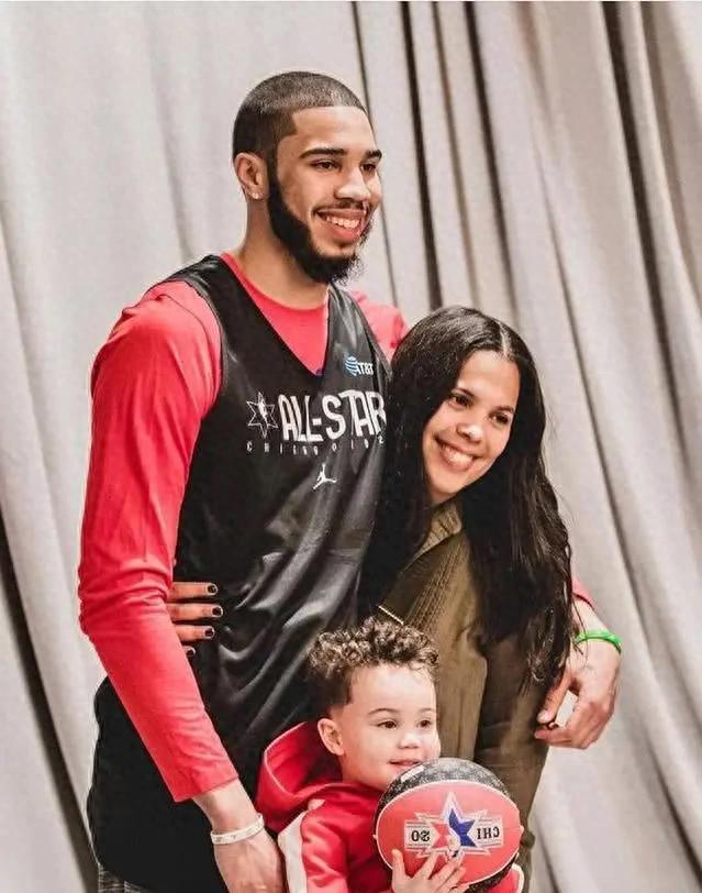 塔图姆歌星伴侣	，晒儿子有潜力成为唱歌“蓝球”帅小伙