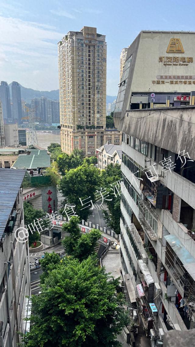 白象街的楼梯和过江缆车，较场口的棒棒，以及没有了烟火的十八梯