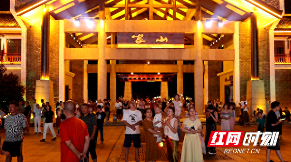 从丹霞奇观到夜色狂欢 崀山“白+黑”文旅模式燃爆双节